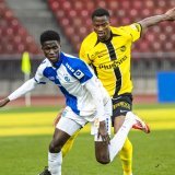 Le défenseur de Youg Boys Mohamed Ali Camara (en jaune) aura passé 7 ans au sein du club bernois. (Archives) KEYSTONE/MICHAEL BUHOLZER